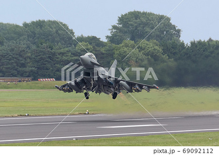 イギリス空軍戦闘機タイフーンfgr4離陸の写真素材