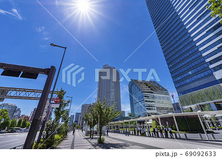 豊洲駅前の風景 豊洲シビックセンターと豊洲ベイサイドクロスタワー 豊洲駅前の風景 豊洲シビックセンターと豊洲ベイサイドクロスタワー 69092633