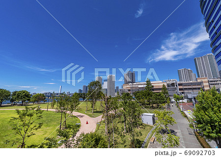 豊洲公園とららぽーと豊洲の風景の写真素材 69092703 Pixta