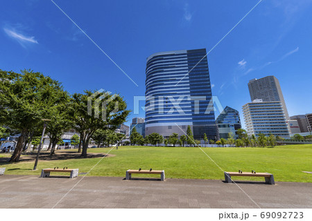 リニューアルした豊洲公園と豊洲ベイサイドクロスの風景 69092723