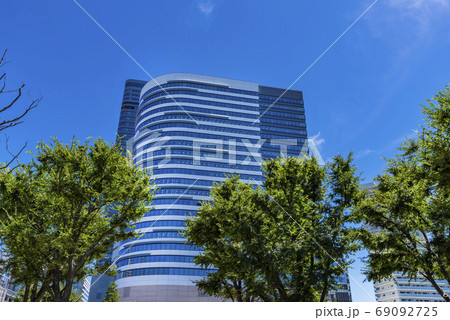 豊洲公園の木々と豊洲ベイサイドクロスのビルディング 69092725