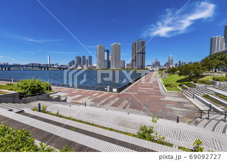 春海橋公園と晴海エリアのタワーマンション群 春海橋公園と晴海エリアのタワーマンション群 69092727