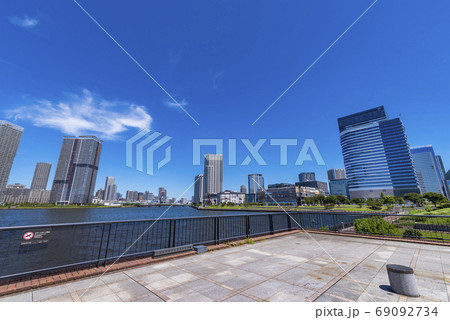 豊洲ぐるり公園と豊洲のビル群 69092734