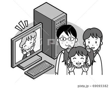 パソコンを使い離れているおばあさんとリモートで話す家族 69093382