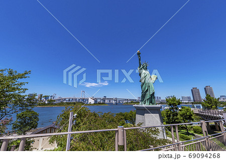 お台場海浜公園の遊歩道と自由の女神像 69094268