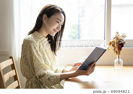 読書をする女性 69094821