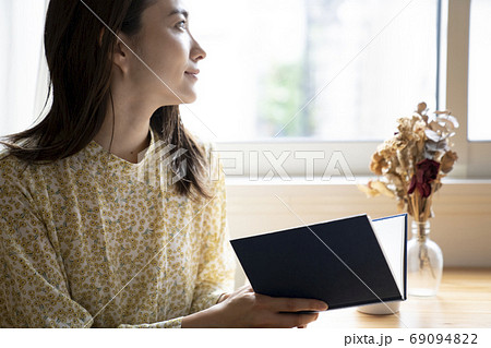 読書をする女性 69094822