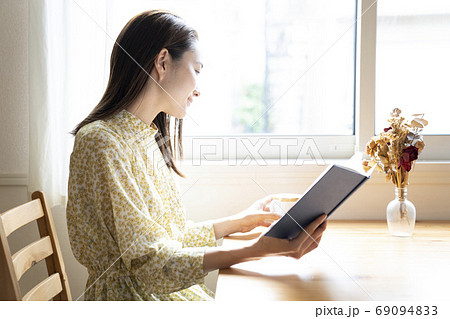 読書をする女性 読書をする女性 69094833
