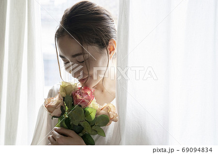 結婚式の女性 結婚式の女性 69094834