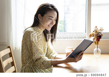 読書をする女性 読書をする女性 69094847