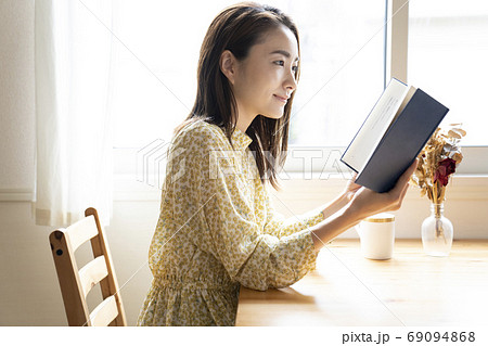 読書をする女性 69094868