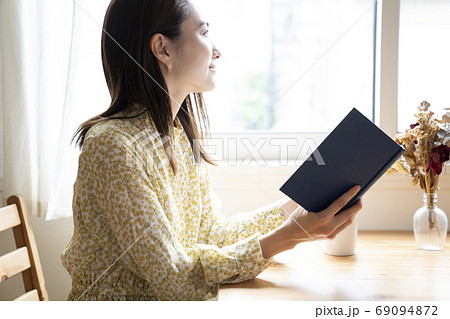 読書をする女性 読書をする女性 69094872