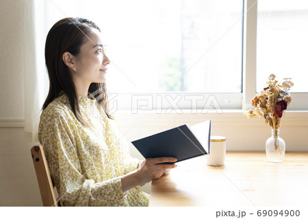 読書をする女性 69094900