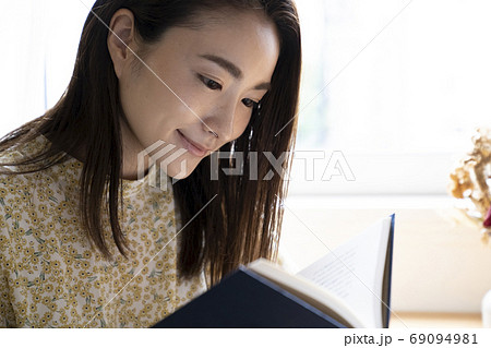 読書をする女性 読書をする女性 69094981