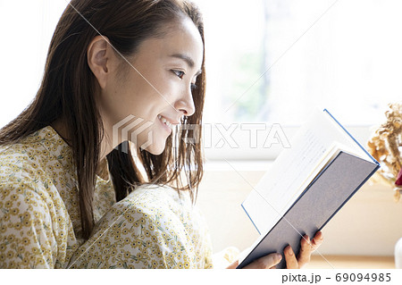 読書をする女性 読書をする女性 69094985
