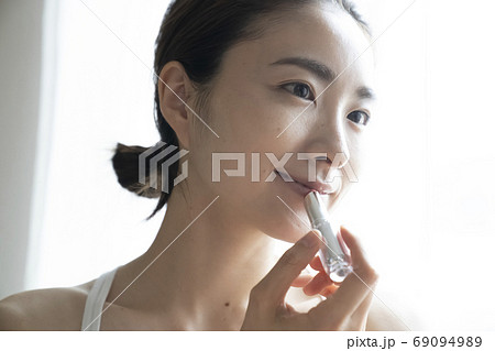 メイクをする女性 69094989