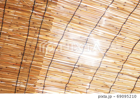 簾から差し込む光 69095210