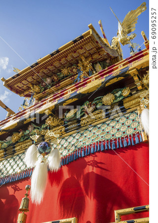秋の高山祭の彫刻と織物の屋台 秋の高山祭の彫刻と織物の屋台 69095257