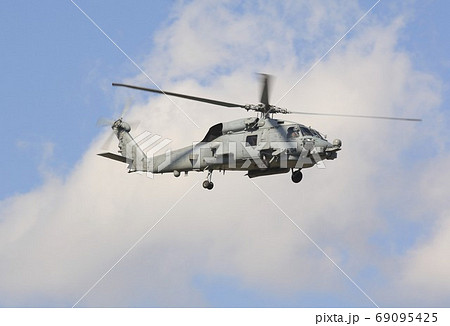 青空を飛行中の救難活動でも活躍する在日米海軍の艦載機MH-60Rシーホーク哨戒ヘリ 69095425