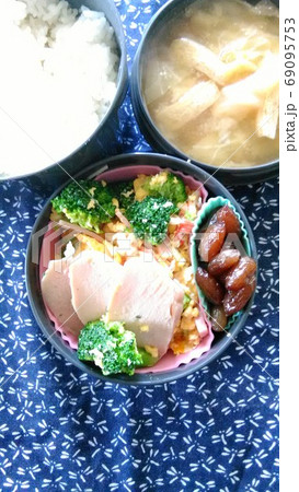 ブロッコリーとカニカマ入りの炒り卵とハムの添えられたおかずの手作り弁当 69095753