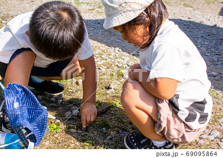 虫探しをする子供 69095864