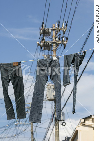 児島ジーンズストリートを歩きながら少し見上げるとジーンズが吊ってあった 69096303