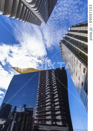 青空と浅草の黒いビルディング 69097103