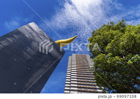 青空と浅草の黒いビルディングとタワーマンション 69097108