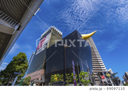 青空と浅草の黒いビルディング 69097110