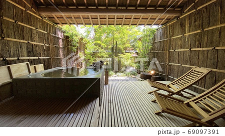 露天風呂付きの日本の旅館の風景 69097391