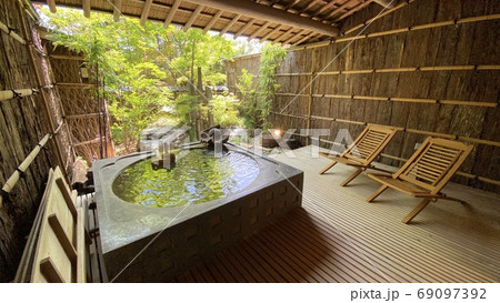 露天風呂付きの日本の旅館の風景 69097392