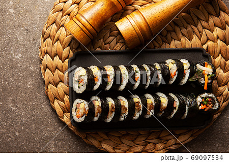 韓国料理のキンパ　韓国風海苔巻き 69097534