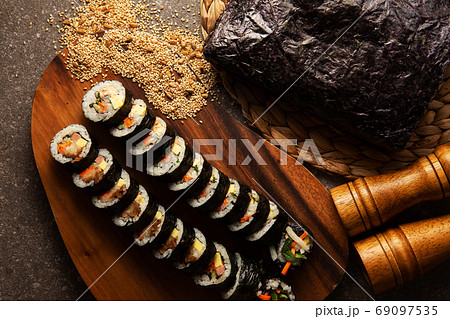 韓国料理のキンパ　韓国風海苔巻き 69097535