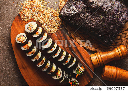 韓国料理のキンパ 韓国風海苔巻き 韓国料理のキンパ 韓国風海苔巻き 69097537