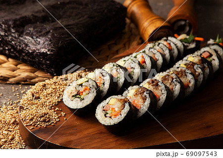 韓国料理のキンパ 韓国風海苔巻き 韓国料理のキンパ 韓国風海苔巻き 69097543