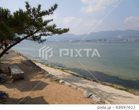 旅行先の宮島内で撮った海 69097622