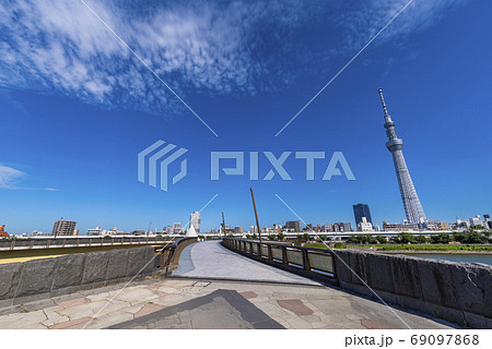 浅草 桜橋と東京スカイツリーの風景 69097868