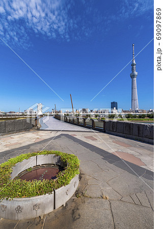 浅草 桜橋と東京スカイツリーの風景 69097869