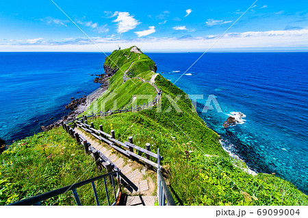 北海道積丹半島　積丹ブルーの神威岬 69099004