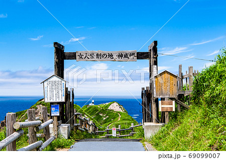 北海道積丹半島　神威岬（女人禁制の門） 69099007