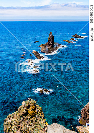 北海道積丹半島　積丹ブルーの神威岬（水無しの立岩） 69099015