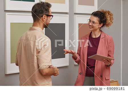 People discussing the modern art 69099181