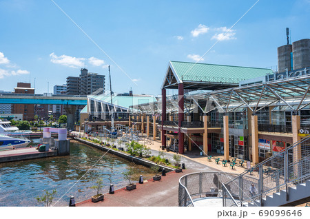 夏の青空とベイサイドプレイス博多の眺め【福岡市】 69099646