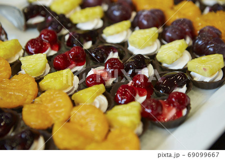 チョコレートとフレッシュフルーツのフィンガーデザート 69099667
