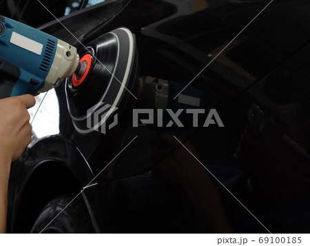 自動車鈑金塗装後の磨き作業 69100185