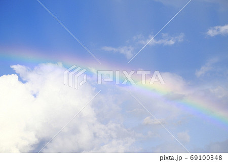 青空に現れたきれいな虹の写真素材