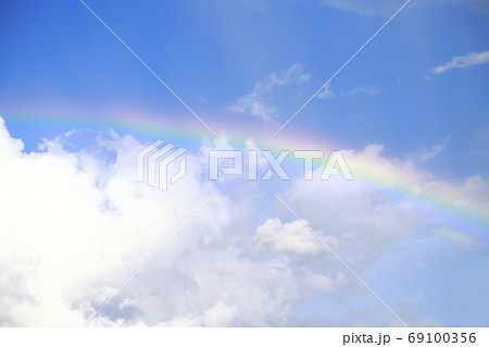 青空に現れたきれいな虹 69100356