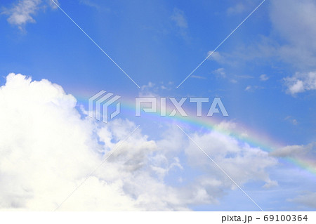 青空に現れたきれいな虹の写真素材 [69100364] - PIXTA