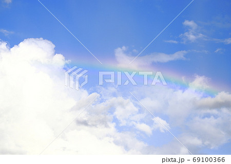 青空に現れたきれいな虹 69100366