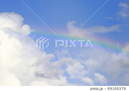 青空に現れたきれいな虹 の写真素材 [69100379] - PIXTA
